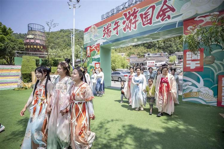 你若盛开，蝴蝶自来！重渡沟风景区连续两天登上央视新闻，凭实力惊艳全球！