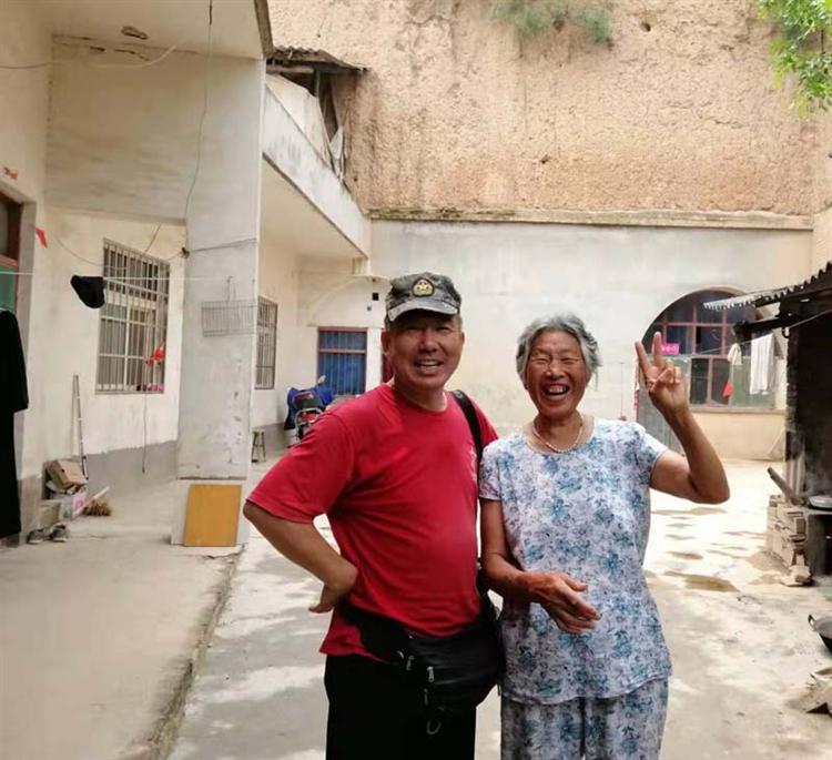 记者与大娘合影 记者与大娘合影